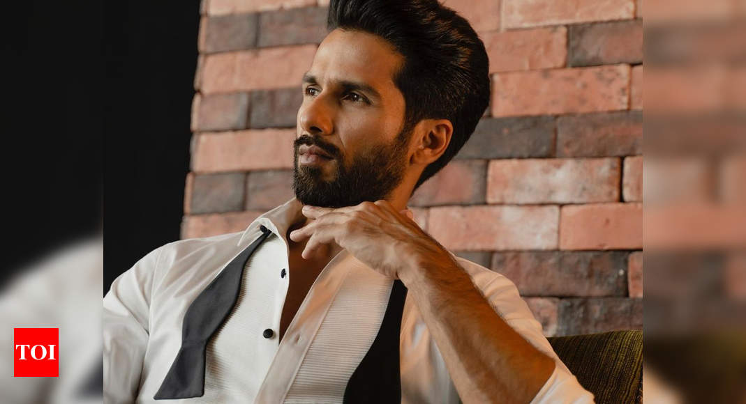 Shahid Kapoor looks sharp and classy as he treats fans with new ...