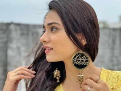 Dimple Biscuitwala glams up with her dramatic earpiece