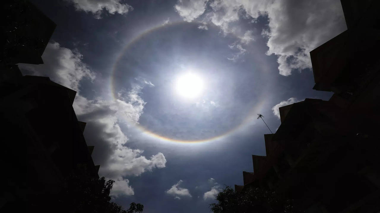 Anyone else noticed this strange halo around the sun today? I was seeing  the same as the photo, it's not a flare. : r/vancouver