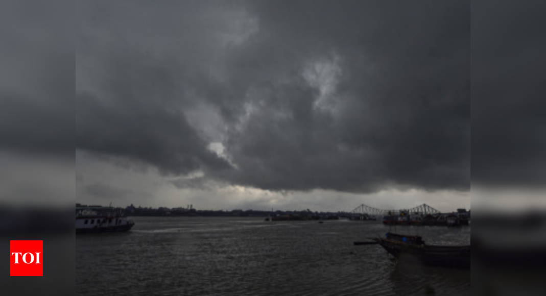 Kolkata on cyclone’s edge, takes guard