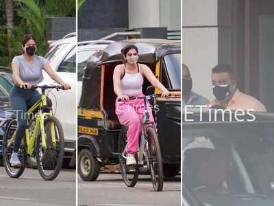 Janhvi Kapoor, sister Khushi Kapoor go cycling on Mumbai streets