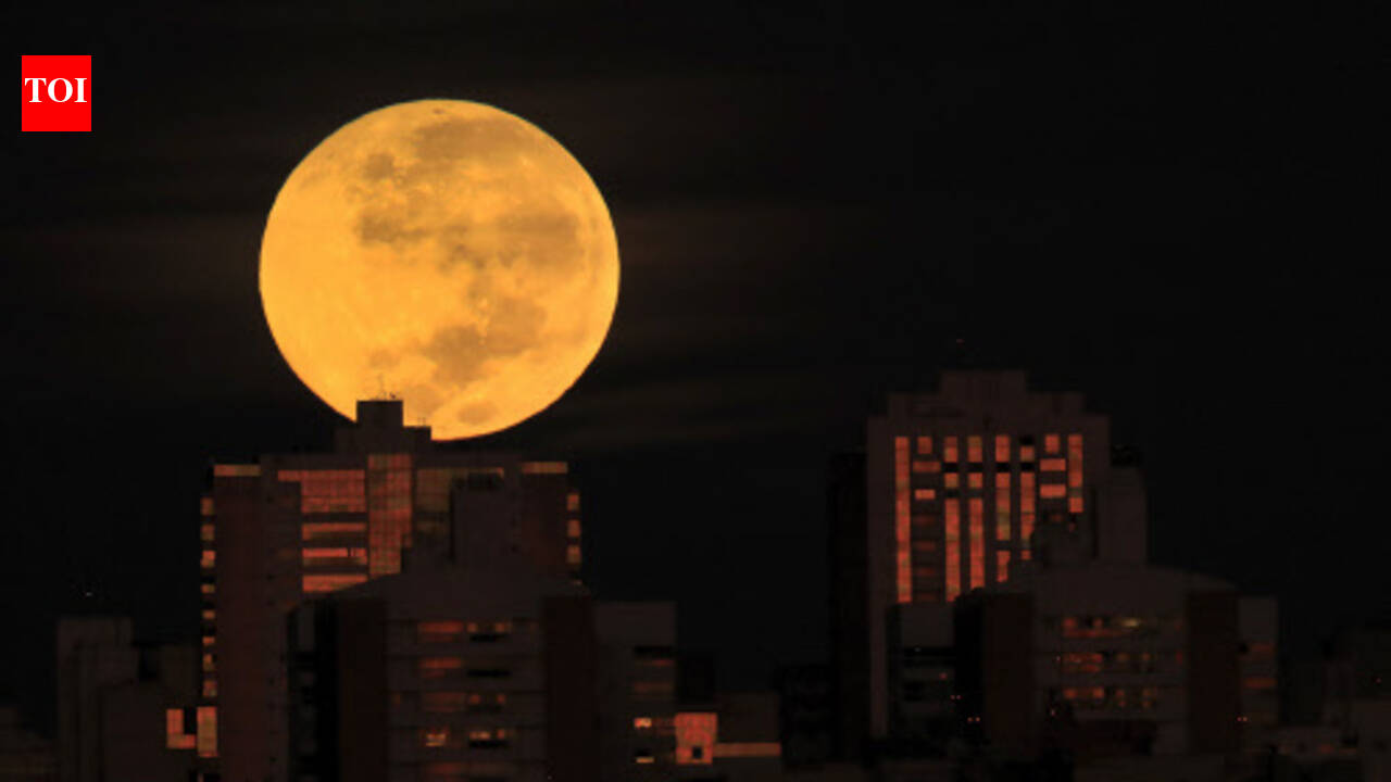Lunar Eclipse 2021 in India updates: Super Flower Blood Moon Lunar ...