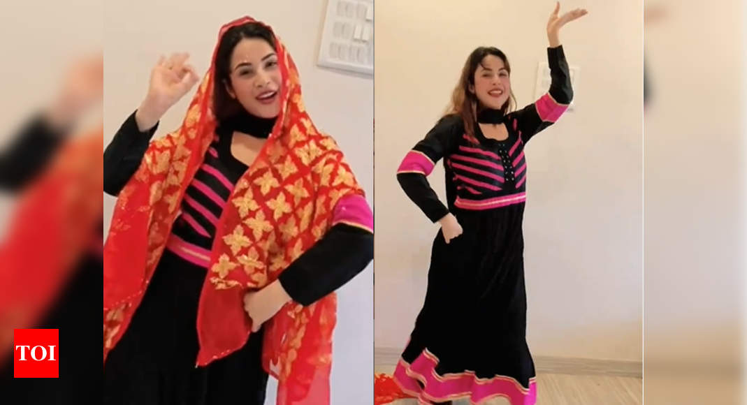 Read more about the article Shehnaaz Gill baila con gracia una vieja y clásica canción de bodas punjabi;  no puedes apartar los ojos de su mirada tradicional