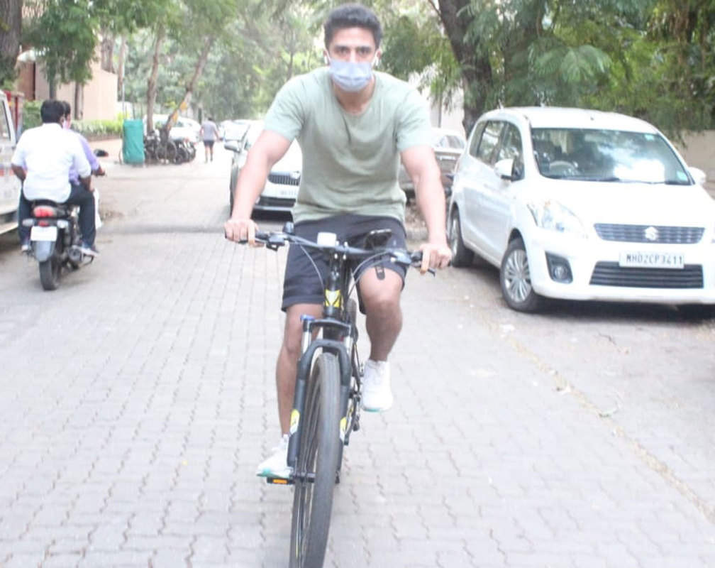 
Saqib Saleem was spotted cycling in Juhu
