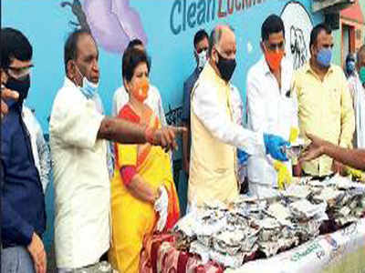 Lucknow Municipal Corporation providing 1,000 food packets daily to ...