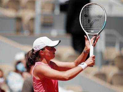 Birthday girl Swiatek launches French Open title defence with straight sets win