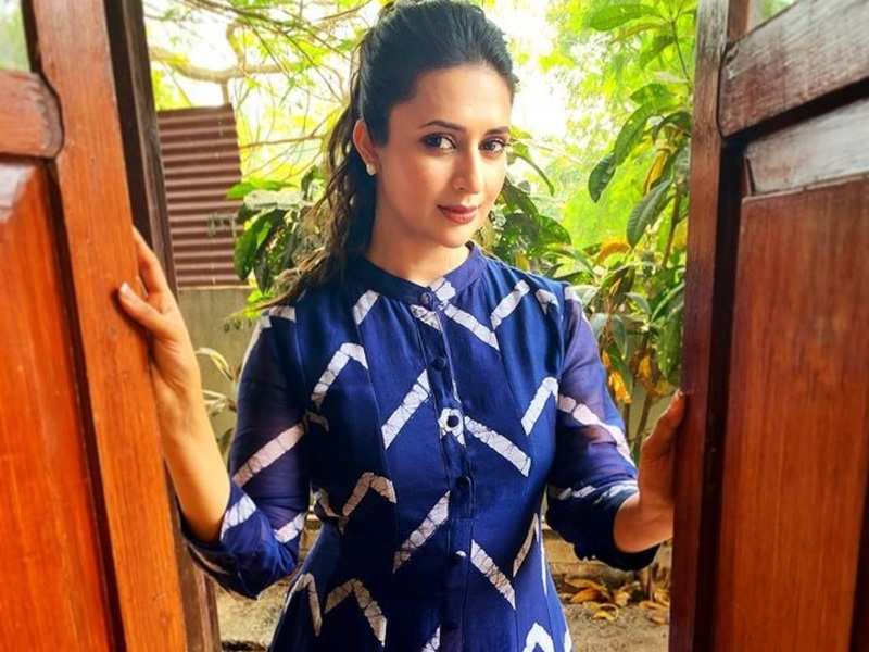 Divyanka Tripathi gets questioned by a fan for not wearing dupatta with her  suits in Crime Patrol; she asks him to 'respect women even without it'