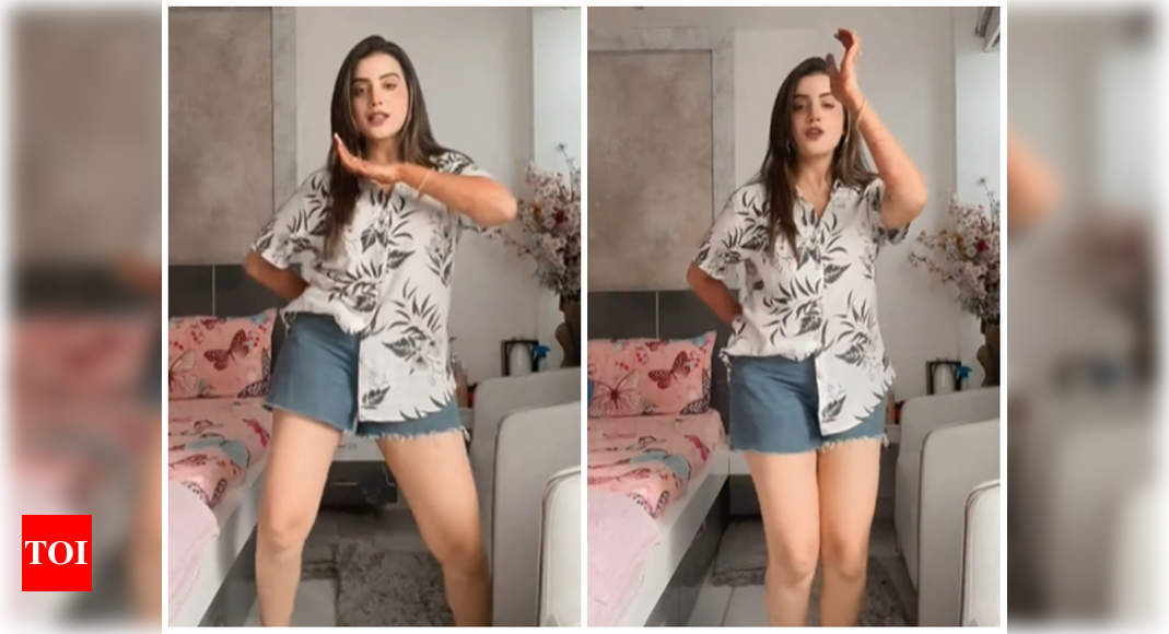 Video: Akshara Singh shakes a leg on her latest track 'Kitkat Jawani ...