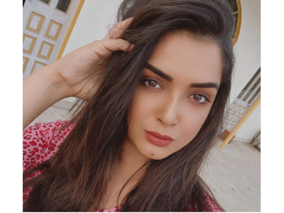 Aamrapali Dubey gets her "model face" as she poses for a selfie