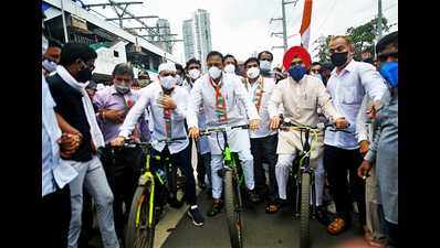 Mumbai: Congress, AAP protests against fuel price hike