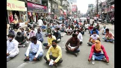 Not allowed to set up stalls, Nagpur hawkers stage protest