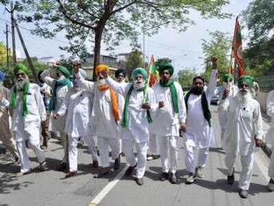 Thousands of farmers march towards Delhi