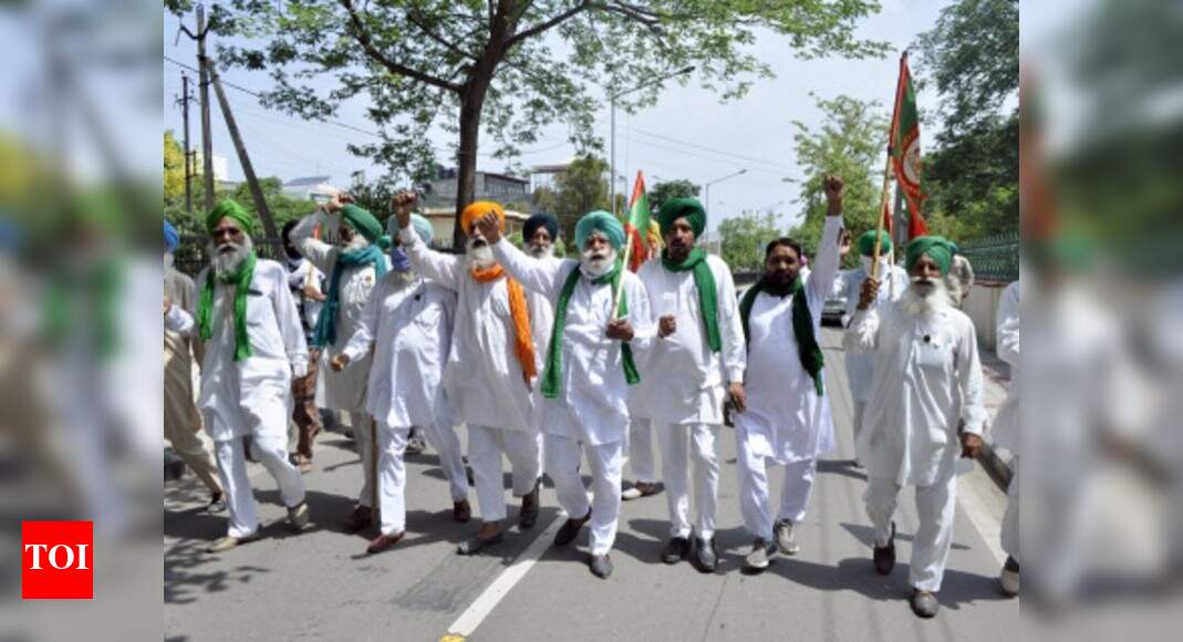 Thousands of farmers march towards Delhi | India News - Times of India