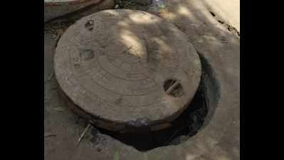 Thane: Woman official enters manhole to inspect cleaning work