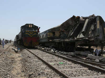Death toll rises to 65 in Pakistan's deadly train accident: Official
