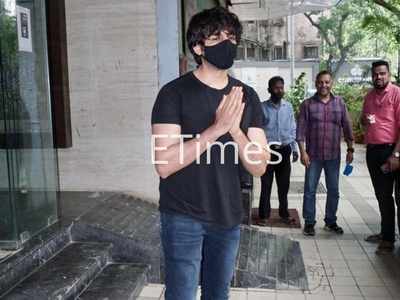 Kartik Aaryan gets papped outside a production house