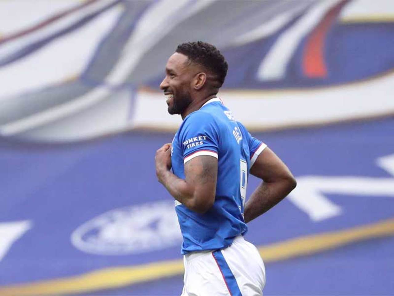 Defoe extends Rangers stay to become player-coach