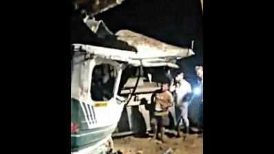Double-decker bus rams tempo, 16 killed