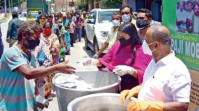 Bengaluru: Big units on the streets, Samaritans on ground feed the neighbourhood