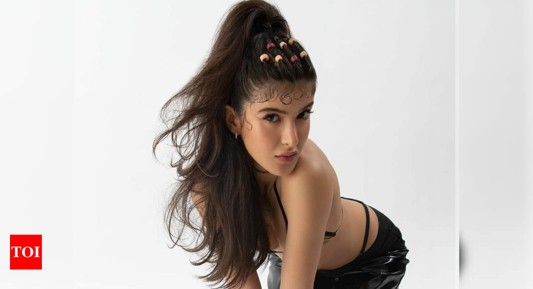 Shanaya Kapoor: Visible thongs and hair beads, Shanaya Kapoor nails Y2K  fashion