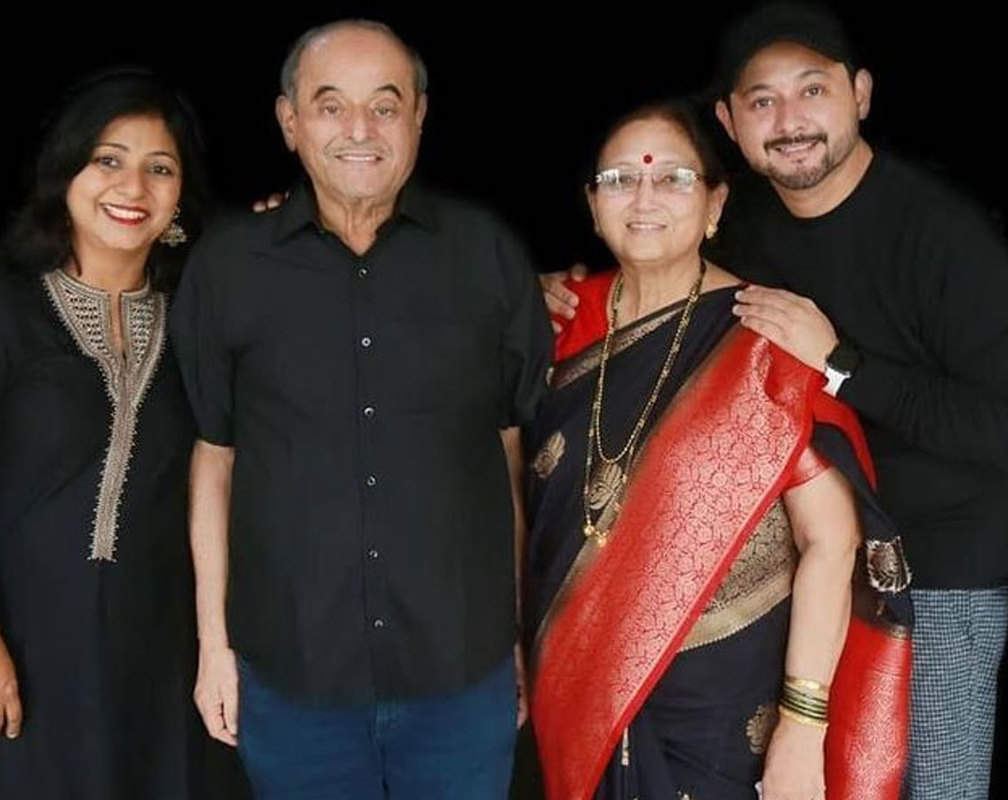 
Swwapnil Joshi wishes his parents on their 47th wedding anniversary
