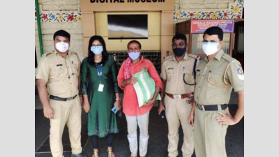 Thiruvananthapuram: Journalist, cops help worker reach home