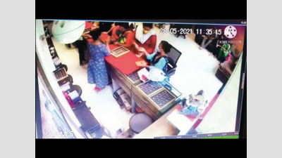 Surat: Three women stealing gold caught on camera | Surat News - Times ...