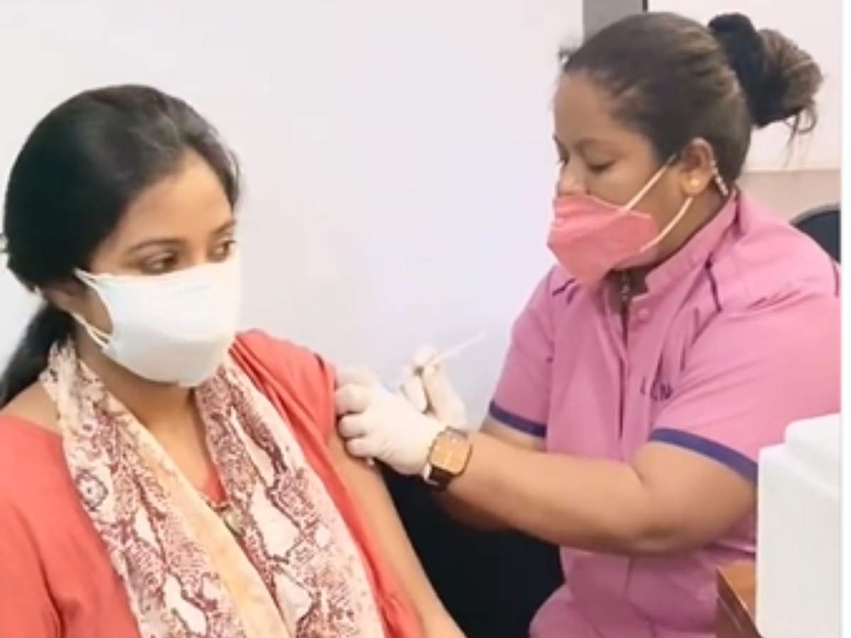 Shreya Ghoshal takes the first jab of the COVID-30 vaccine; says