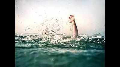 Teen enters Malad beach during high tide, drowns