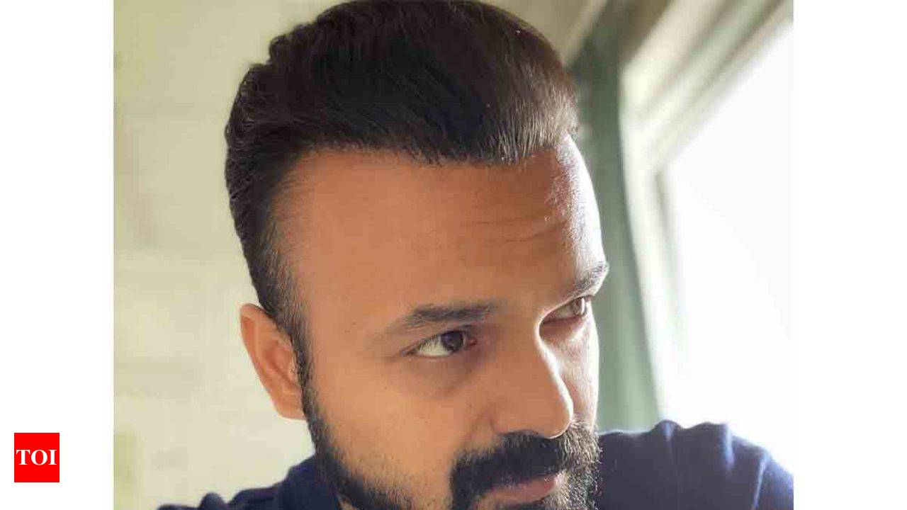 kunchacko boban: Kunchacko Boban turns hairstylist at the sets of Bheemante  Vazhi | Malayalam Movie News - Times of India