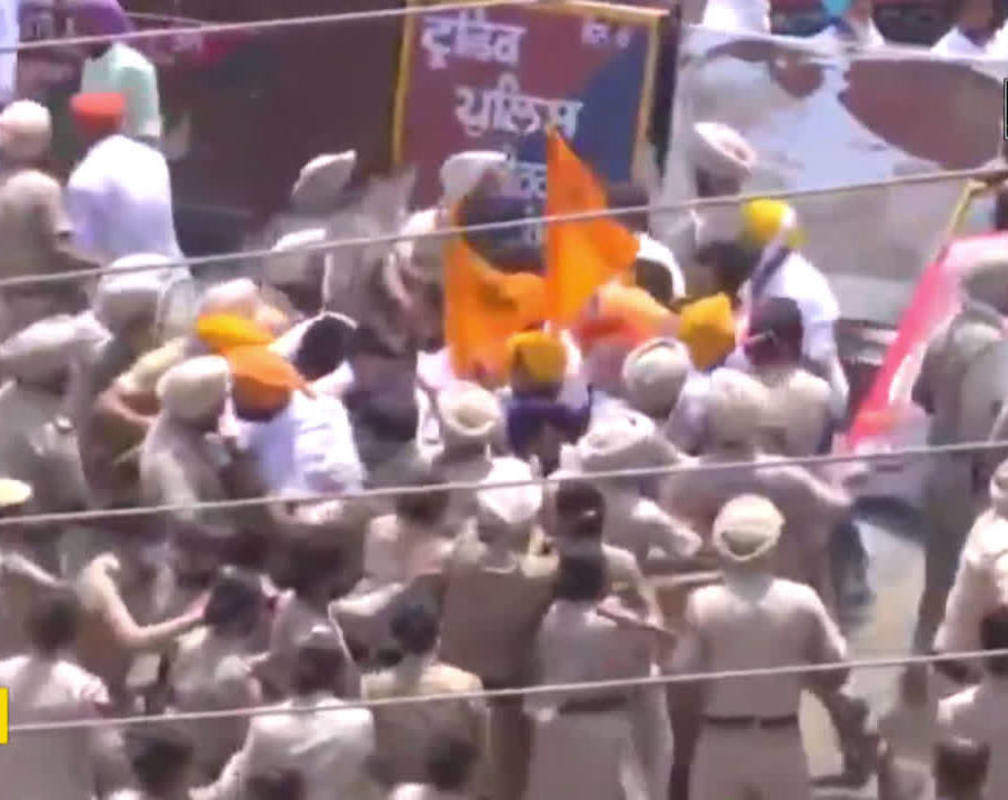 
Watch: SAD workers break barricades during protest outside CM Amarinder Singh’s residence
