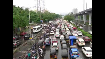 Mumbai rain today: Heavy rain in Mumbai cause waterlogging, traffic ...