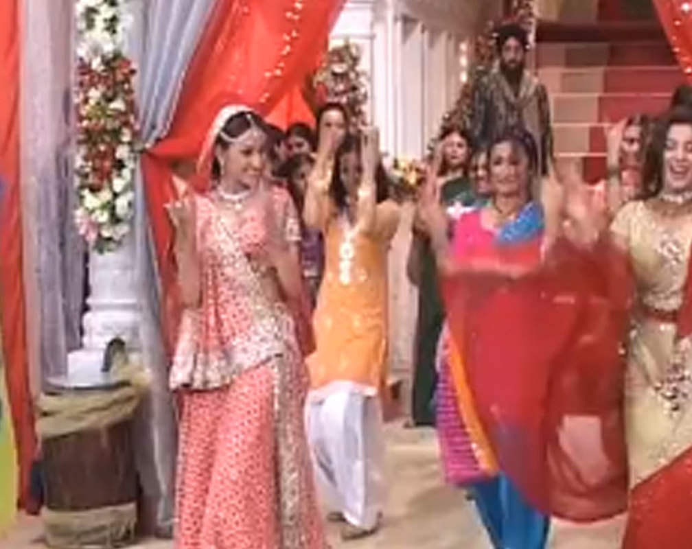 
Flashback video! Shooting of Divya Dutta and Kirron Kher starrer 2007 movie 'Mummy-Ji'
