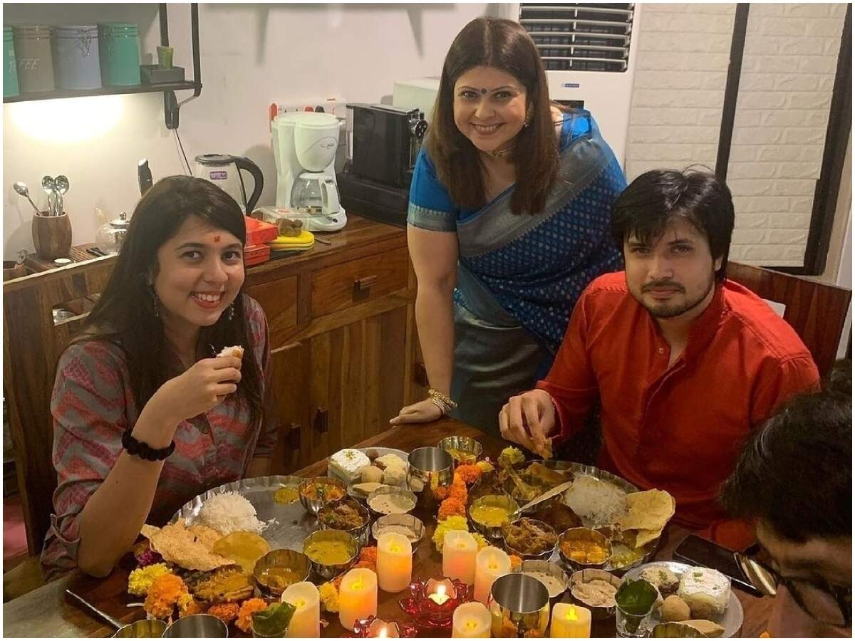 Ria Banerjee Kosha Mangsho Mithai And Traditions A Glimpse Of Chirag Patil S Jamai Sasthi Ceremony Marathi Movie News Times Of India