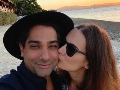 Evelyn Sharma gives a peck on hubby Tushaan Bhindi's cheek in this adorable photo from their honeymoon