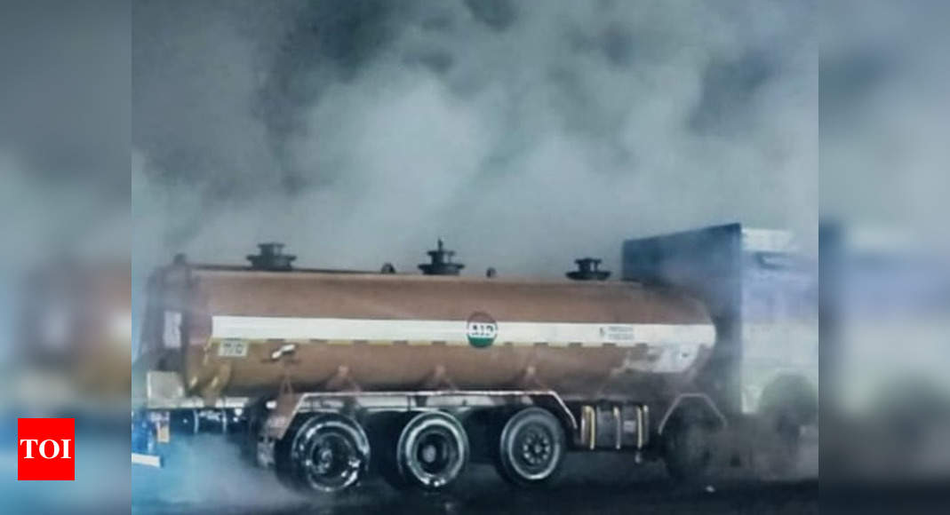 Acid leaks from tanker en route Kolkata on NH-16