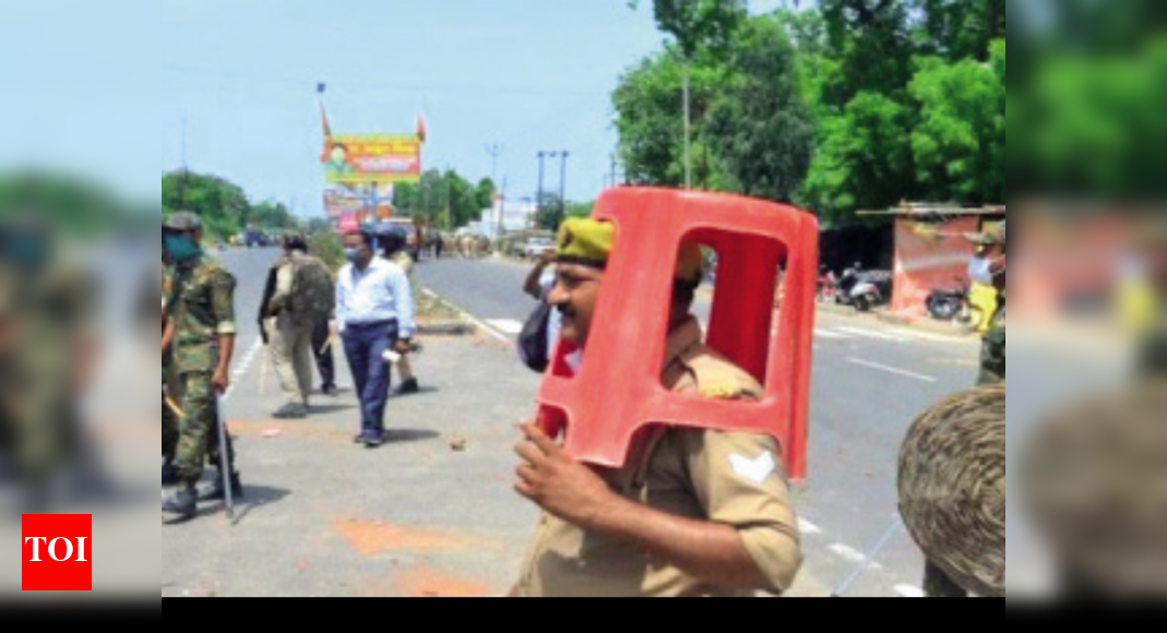 Uttar Pradesh: Cops use plastic chair as riot gear, DGP seeks ...
