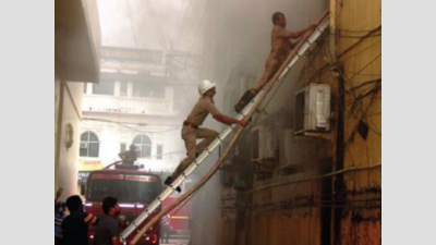 Lucknow: Massive fire tears through bank at Halwasiya building