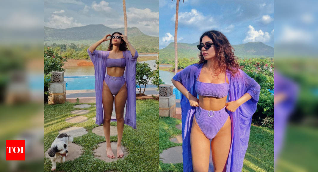 Khushi Kapoor Flaunts Her Toned Figure In Purple Bikini Times Of India 2767