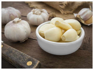 Watch: 3 smart hacks to peel garlic by Chef Saransh Goila