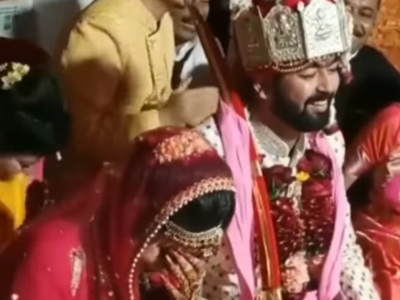 Viral video: Pandit Ji scolds groom for resting his hands on the bride's shoulder