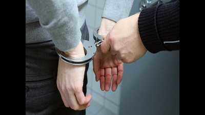 Delhi: 2 arrested for cheating; gold chains recovered