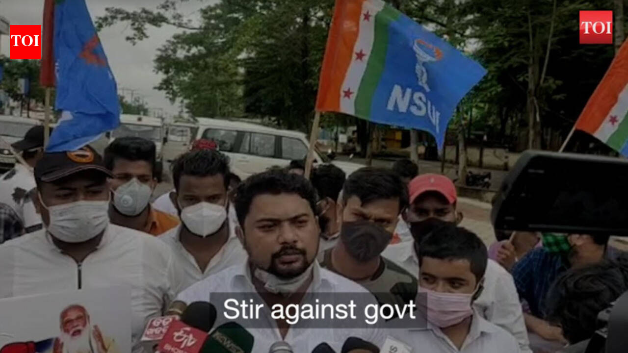 NSUI activists stage protest against govt over photo controversy in ...