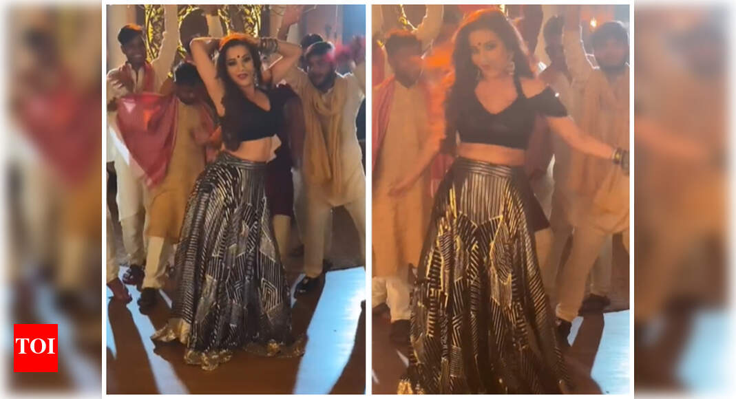 Monalisa grooves to Yo Yo Honey Singh and Neha Kakkar's song 'Aao Raja ...