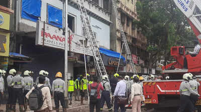 Ceiling of building collapses in Mumbai's Fort, 35 rescued