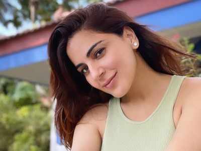 Shraddha Arya relaxes with Rishi Kapoor songs after a long day's shoot