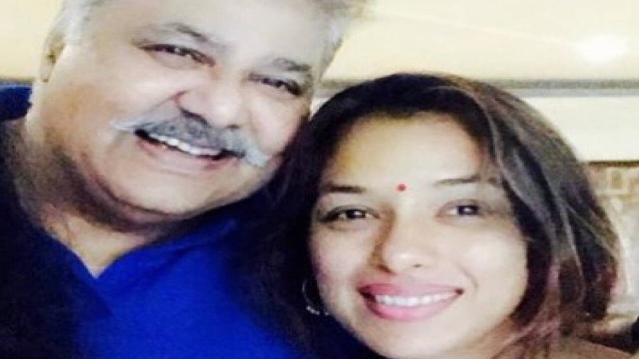 Rupali Ganguly wishes 'Kaka' Satish Shah with pics from Sarabhai Vs  Sarabhai; says, 'I love u to the moon and back' - Times of India