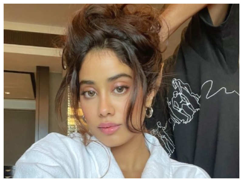 Janhvi Kapoor always has her makeup on point and her latest picture is ...