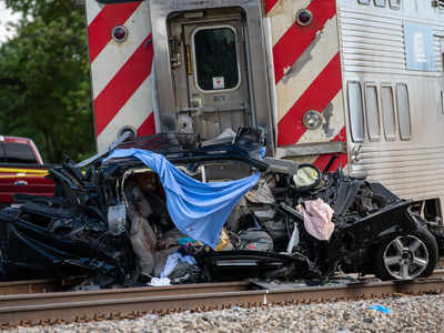2 adults, 1 child killed after train hits vehicle in Chicago