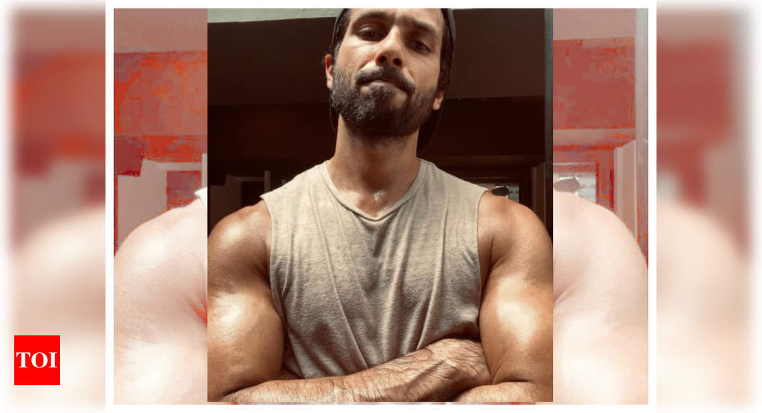 Shahid Kapoor looks ripped as he shows off his muscles in his latest post-workout picture – Times of India